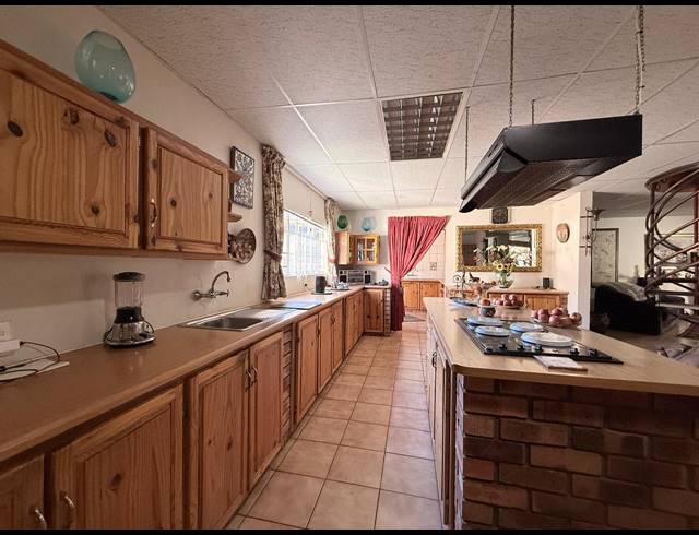 3 BEDROOM FREESTANDING FOR SALE IN SIGNAL HILL